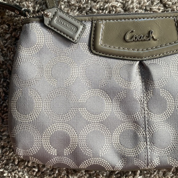 Coach EUC Ashley Gray Logo Dotted Signature Wristlet Wallet - Picture 4 of 16